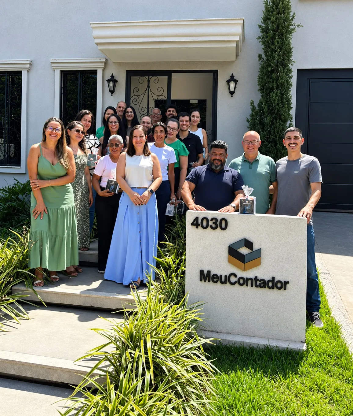 Sede própria do escritório de contabilidade em Campo Grande MS - Equipe Reunida na Fachada 4030